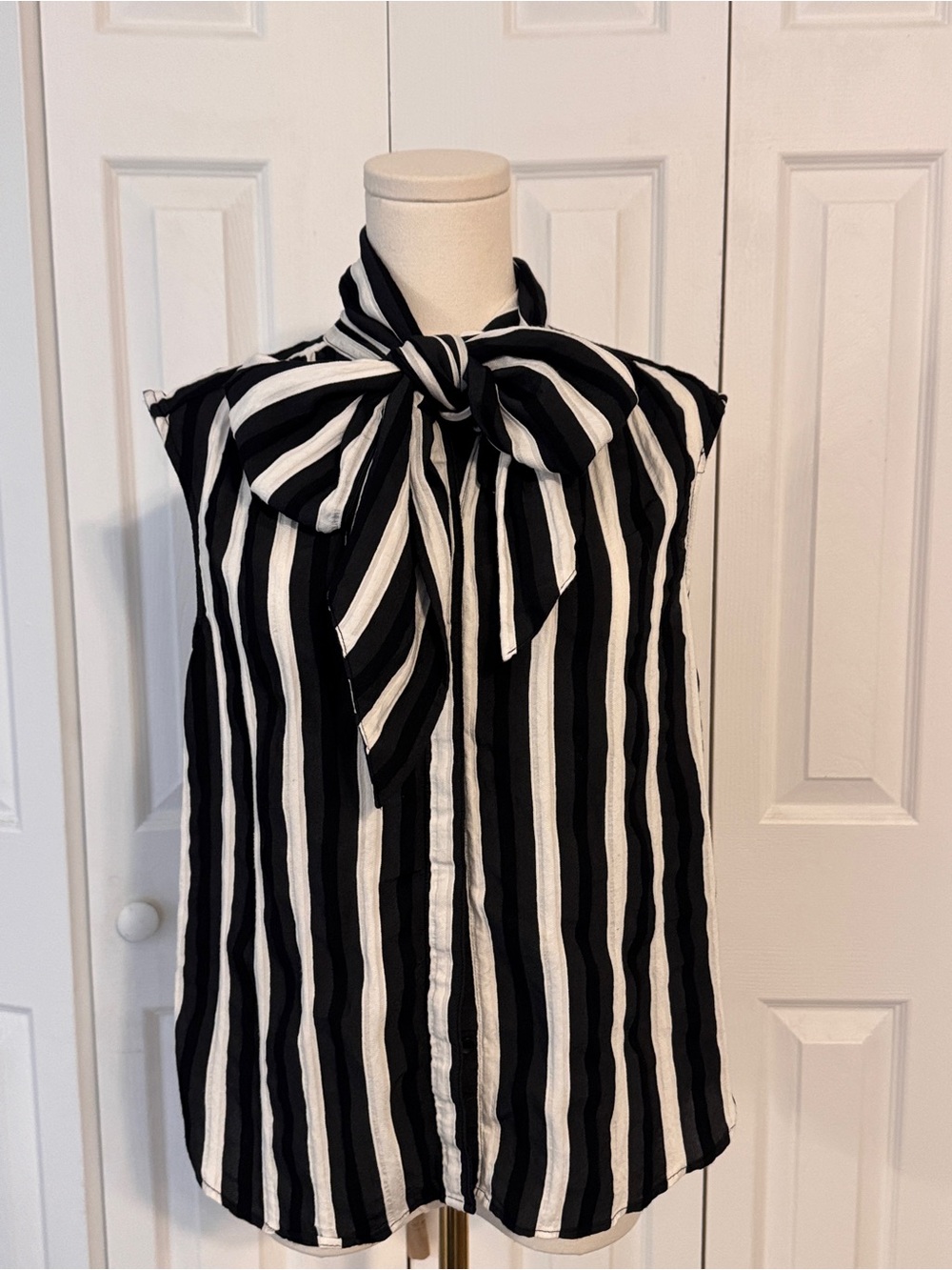 H&M Black & White Striped Tie-Neck bow Sleeveless Womens Top shirt size small